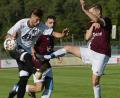 Bild: ham
Der Schirmitzer Patrick Wagner (rechts) im Zweikampf mit dem Schwarzenfelder Felix Peter. Die SpVgg siegte überraschend hoch mit 5:2.