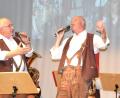 Bild: hcz
Hubert Rupprecht und Heiner Nachtmann (von links) singen "Aus Böhmen kommt die Musik".
