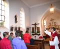 Bild: fvo
Segnung der restaurierten Figur des Heiligen Antonius (links zwischen den Kirchenfenstern) durch Pfarrer Norbert Götz.