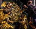 Bild: Armin Weigel/dpa
Der barocke Silberaltar aus dem Jahr 1629 mit dem sogenannten Freisinger Lukasbild wird in der Bayerischen Landesausstellung 2019/20 für die Eröffnung vorbereitet. Vom 27. September 2019 bis 8. März 2020 ist die Ausstellung mit dem Titel «100 Schätze aus 1000 Jahren» zu besichtigen.