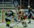 Bild: gb
Barry Noe zieht ab, doch der Versuch des Weidener Verteidigers bringt nichts ein. Die Blue Devils verloren am Sonntag auch das zweite Testspiel gegen den Deggendorfer SC mit 2:4.