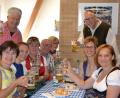 Bild: pz
"Die Wiesn zu Gast in Waldsassen" lautet die aktuelle Ausstellung im Kunsthaus Waldsassen mit Bildern von Jürgen Klein (rechts stehend): Bei der Vernissage ging's bei Bier und Blasmusik zünftig zu.