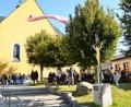 Bild: fjo
Kräftig bläst der "Böhmische" am Sonntagvormittag und die Gäste des Kirchenpatroziniums suchen füs Feiern Schutz im Windschatten von Pfarrkirche und Kolpingheim.