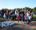 Bild: bey
Begeistert werfen die Kinder die in Alufolie eingewickelten Kartoffeln ins Feuer.