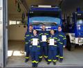 Bild: THW Weiden/Falco Bauer
Stellvertretender Ortsbeauftragter Thomas Schiller (links) und Ortsbeauftragter Andreas Duschner (rechts) gratulieren Tanja Reisinger, Oliver Kindl und Thilo Braunreiter zur bestandenen
Prüfung. Ab sofort dürfen die drei neuen Einsatzkräfte mit ausrücken.