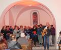 Bild: weu
Voll besetzt war die in Rot getauchte Friedhofskirche, als der Chor „Contigo“ Geistliche Lieder zu Hoffnung und Trauer vortrug.