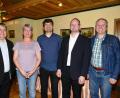 Bild: bey
Grünen-Bezirksvorsitzender MdB Stefan Schmidt (links) und Zweiter Kreissprecher Klaus Bergmann (rechts) gratulieren der ersten Vorstandschaft des Grünen-Ortsverbandes Parkstein mit Vorsitzender Sonja Reichold, 2. Vorsitzenden Harald Neumann und Kassier Martin Völkl (von links) zur Wahl.