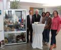 Bild: stg
Für Fairtrade-Botschaften in der Kemnather Sparkasse sorgen (von links) Geschäftsstellen-Leiter Markus Dötterl sowie die Mitglieder der Steuerungsgruppe, Alfred Kick, Elke Burger, Birgit Perkamps und Barbara Weismeier.