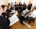 Bild: hai
Mit dem evangelischen Posaunenchor gestaltete ein Projektchor der evangelischen Gemeinde unter Dominik Fick (rechts) den feierlichen Gottesdienst musikalisch.