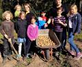 Bild: R. Kreuzer
Die Kinder haben genügend Kartoffeln für das Feuer.