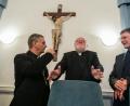 Bild: Frank Rumpenhorst/dpa 
Der Apostolische Nuntius in Deutschland, Erzbischof Nikola Eterovic (von links), der Vorsitzende der Deutschen Bischofskonferenz Kardinal Reinhard Marx und Kardinal Rainer Maria Woelki unterhalten sich zu Beginn der Herbstvollversammlung in Fulda.