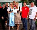 Bild: R. Kreuzer
Die Jury und Ehrengäste mit den beiden Gewinnerinnen zur Dirndlprämierung, Dagmar Nachtigall und Sabine Zeidler.