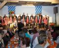 Bild: rkp
Vollbesetzt war der Zehentstadl in Thanstein, als der Kirchenchor mit "Sing, sing, Evergreen" vor das Publikum trat. Chorleiter Richard Waldmann (schwarzes Hemd, stehend) führte die musikalische Regie.
