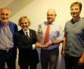 Bild: mab
Hans Tranitz (Zweiter von rechts) nahm die Glückwünsche und den Pokal von Edgar Mulzer (links), Spartenleiter Heinrich Federer (Zweiter von links) und Mannschaftsführer Bernhard Kraus (rechts) entgegen.