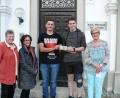 Bild: kgg
Bei der Spendenübergabe vorm Pfarrbüro, Von links Angela Hetz, Gertrud Hankl, Matthias Schnurrer, Maximilian Ernstberger und Gudrun Sirtl.