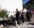 Bild: sei
Bei herrlichem Wetter findet am Samstag der Bachstraßenflohmarkt statt. In der Pergola von Ingrid Zwerenz (Zweite von rechts) wird ein Film vom Bachstraßenfest 1990 gezeigt, der bei vielen Nachbarn für Erheiterung sorgt.