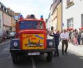 Bild: JOCHEN NEUMANN 
ERBENDORF
Das Feuerwehrurgestein Josef Kastner lenkte den über 50 Jahre alten Feuerwehr-Magirus. Mit auf dem Bild (von links) Bürgermeister Hans Donko und zweiter Bürgermeister Johannes Reger.