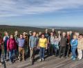 Bild: dtr
Zur grenz- und fraktionsübergreifenden Wanderung hatten am Sonntag die Landtagsabgeordneten Anna Toman (Bündnis90/Die Grünen) und Christoph Skutella (FDP) eingeladen. Auf dem Havran (Großer Rabenberg) konnten die Teilnehmer den Blick vom 24 Meter hohen Aussichtsturm genießen.