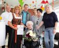Bild: njn
Ihren 95. Geburtstag feiert Gerdtrud Fischer (sitzend). Mit auf dem Bild (von links) stellvertretender Heimleiter Wolfgang Gruber, dritte Bürgermeisterin Sonja Heindl, Sohn Rudolf Fischer, Verwaltungsangestellte Rosi Weiß, Schwiegertochter Christine Fischer und Enkelin Michaela.