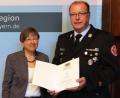 Bild: exb
Regierungspräsidentin Heidrun Piwernetz überreichte Heinz Jahreis das Steckkreuz für besondere Verdienste um das Feuerlöschwesen.