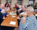 Bild: no
Gut gelaunt lassen sich die Besucher des Hopfenfestes das Illschwanger Hopfenbier schmecken.