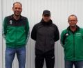 Bild: exb
René Niemann (Mitte) ist der neue Trainer des SV Kohlberg. SV-Abteilungsleiter Uwe Schmidt (links) und 2. Vorsitzender Norbert Merkel begrüßten den „Neuen“.