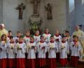 Bild: gi
15 neue Ministranten wurden beim Gottesdienst in der Pfarrkirche durch Pfarrer Josef Most und Diakon Herbert Sturm (links) aufgenommen. Sie freuten sich und gratulierten.