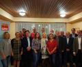 Bild: Jonas Lay
Bei der Nominierungskonferenz (vorne, von links): Andrea Meier, Karin Lay, Monika Rambach, Veronika Frenzel, Gabi Pilz, Hans Hartinger, Franz Kölbl, Vorsitzender Markus Bayer; hinten, von links: Peter Karzmarczyk, Patrick Hackl, Udo Fechtner, Reiner Volkert, Werner Cermak, Franz Bleicher, Thorsten Kraft und Altbürgermeister Richard Gaßner.