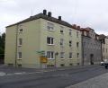 Bild: kgg
Auf der freien Fläche an der Fassade des Anwesens Egerer Straße/Liststraße (rechts neben der Fensterreihe) wollte ein auswärtiger Antragsteller eine rund 12 Quadratmeter große Werbeanlage montieren. Der Stadtrat lehnte das Vorhaben ab.