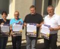 Bild: nbu
Bürgermeister Norbert Bücherl bedankte sich im Vorfeld bei den Verantwortlichen des Reservistenmusikzugs Oberpfalz für deren Zusage zum Jubiläumskonzert am 28. September im Freihunger Gemeindezentrum.
(Im Bild von links:) Gründungsvater Christian Ziegler, Bürgermeister Norbert Bücherl, , Kassenwartin Sabine Lottner, 1. Vorsitzender Peter Habermeier, Dirigent Thomas Prechtl und Moderator Anton Lottner.