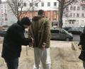 Bild: ca
Die Mutter ist tot. Der Partner wird, nachdem er von Mittwoch auf Donnerstag in Polizeigewahrsam war, hier gerade in die JVA Weiden gebracht. Doch was wird aus den Kindern?