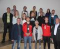 Bild: rn
SCE-Vorsitzender Thomas Mikolei (vorne, links), SCE-Spartenleiterin Hannelore Ott (vorne, Mitte) und dritter Bürgermeister Klaus Lehl (rechts) gratulieren beim Ehrenabend Speerwerfer Paul Pöllmann (vorne, Zweiter von links) zu seinem Erfolg auf Bundesebene. Rosen überreichten ihm die Leichtathletik-Kolleginnen Ronja Melzner, Julia Spillner und Milena Gebhardt (mittlere Reihe, Zweite bis Vierte von links).