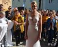 Bild: jr
Aktuelle Brautmode präsentierten fünf Models am Oberen Markt in Mitterteich. Die Zuschauer sparten nicht mit Beifall.