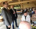 Bild: eig
Finanzminister Albert Füracker (links) und der CSU-Bürgermeisterkandidat Armin Betz im Gespräch mit Vereinsverantwortlichen; mit im Bild Pfarrer Max Früchtl (sitzend neben Betz).