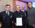Bild: bkr
Der Präsident des Bayerischen Soldatenbundes, Oberst a.D. Richard Drexl (rechts), überreichte die von ihm unterzeichneten Urkunden an Marcus Köppel, Thomas Semba und Bernhard Kopp (von links).