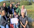 Bild: cro
Die "Weiher-Gang" spendet an den Elternbeirat der Grundschule Flossenbürg, (oben, von links) Hans Reichenberger, Harald Striegl, Stefan Strunz und Christian Bötschke sowie unten, von links, Vorsitzende des Elternbeirats Melanie Späth, Jonas Strunz, Kassenverwalterin Pamela Wünsche und Josef Strunz.