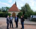 Bild: do
Bürgermeister Werner Roder (Zweiter von links) und Alexander Goller (rechts) als Vertreter des Gemeinderats wird es freuen: Chef Thomas Gollwitzer (links) und Baudirektor Georg Braunreuther (Dritter von links) vom Amt für Ländliche Entwicklung zeigen sich bei einem Ortstermin in Höflas vom Tiefbauprogramm schwer beeindruckt und versprechen Unterstützung für weitere Wünsche.