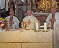 Bild: sön
In Konzelebration mit Klosterdirektor Pater Ulrich Schrapp (rechts) und dem Leiter des Bildungshauses Pater Christian Liebenstein (links) feierte Pfarrer Hermann Sturm den Festgottesdienst.