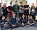 Bild: Wolfgang Steinbacher
Auch an der Luitpoldschule startet heute das Planspiel Börse. (Hinten links) Schulleiterin Maria Schuller und (hinten rechts) Betreuungslehrer des Planspiels Werner Auerbacher, hießen Kathrin Schmidt (Zweite von links) und Julia Hecht (Zweite von rechts) von der Sparkasse Amberg-Sulzbach zur Eröffnung des Online-Wettbewerbs willkommen. (Hinten fünfter von links) Besonders Simon Meier, Denis Civavic und Kathrin Petrenko freuen sich auf den Wettkampf untereinander.
