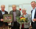 Bild: Wolfgang Steinbacher
IGM-Bevollmächtigter Horst Ott, Albert Vetter, ehemaliger Betriebsratsvorsitzender der Maxhütte (von links), und Johann Horn (rechts), Bezirksleiter der IG Metall Bayern, gratulieren dem langjährigen und engagierten Gewerkschafter Josef Donhauser nachträglich zum 90. Geburtstag. Für Donhausers Ehefrau Gunda gab es Blumen.