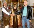 Bild: lts
Mesner Hans Schöberl (rechts) bedankte sich bei Anton Lößl für die Spende. Im Hintergrund die restaurierte Statue des heiligen Antonius.