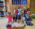 Bild: do
Mit dem Besuch des Musik-Aktionstages im Partnerkindergarten in Teplá durch die Speinsharter "Vorschulrabbits" war es noch lange nicht getan. Als Dankeschön für die gute Aufnahme schnürten sie für die tschechischen Kinder ein Geschenkpaket. Dolmetscherin Lenka Uschold (Mitte) nutzte die Botschaft aus Speinshart zu Vorschlägen für kleine Sprachübungen.