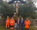 Bild: fjo
Die Marktgemeinde um Bürgermeisterin Margit Kirzinger (Mitte) vertraut bei der Restaurierung des Friedhofkreuzes auf Erhard Schwarzmeier (Zweiter von rechts). Hans-Peter Müller (rechts), Johannes Grötsch und Wolfgang Hettler (von links) sorgen für die fachgerechte Wiederanbringung.