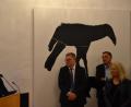Bild: inl
Zur Einführung in das Werk ihres Ehemannes zitierte Katja Ritter (links) aus einem Vortrag der Museumsdirektorin Dr. Veronika Mertens. Ambergs Oberbürger Michael Cerny und Kulturamtsleiter Reiner Volkert (Mitte, von links) hören zu vor einer der großen Vogelsilhouetten Sheks.