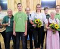 Bild: ohr
Erstmals integrierte die Schützengesellschaft „Nabtal Wölsendorf“ die Proklamation der Würdenträger in ein Weinfest. Vor einer großen Kulisse verlieh zweiter Schützenmeister Günther Bauriedl (links) die Auszeichnungen für das Jahr 2019 an (von links) Georg Obermeier (Scheibe), Richard Böckl (Pokal), Andreas Bauriedl (Jugendkönig), Dietmar Pösl (2. Ritter), Anja Obermeier (Königin/neu), Joseph Schießl (Scheibe), Erika Forster (Liesl), Bastian Leitl (Schülerkönig), Philipp Weist (Pokal) und Anja Baumer (Pokal/Scheibe).