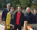 Bild: jr
Über den Baufortschritt informierten bei einem Ortstermin (von links) Planer Günter Schwab, VG-Kämmerin Ursula Ockl, VG-Bauamtsleiter Thomas Grillmeier, Bürgermeister Ernst Neumann, Bauleiter Sebastian Bauer und Polier Ludwig Wenning.