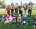 Bild: nib
Stolz präsentierten die Kinder ihre Sonnenblumen und die Meisenknödel im Tontopf. Der erste Preis ging an Anna Obendorfer (stehend Vierte von links).