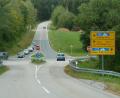Bild: Portner
Wer die Bundesstraße nach dem Umbau der „Teunzer Kreuzung“ überqueren möchte, muss über eine Brücke fahren. Diese verbindet die Staatsstraße 2159 aus Richtung Nabburg mit der SAD 42 in Teunz. Von Nabburg kommend fährt man künftig bergab in einer leichten Biegung auf die B 22 zu. Deshalb erfolgt die Einfahrt in beide Richtungen (Cham und Weiden) etwas weiter nördlich.
