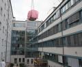 Bild: Klinikum/Dietl/exb
Ein 300 Tonnen schwerer Kran hat das neue MRT des Klinikums am Haken. Das Gerät wiegt sieben Tonnen, kostet rund eineinhalb Millionen Euro und hat laut Angaben aus St. Marien für die Patienten viele Vorteile.