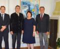 Bild: Regierung der Oberpfalz/Stühlinger
Regiuerungsvizepräsident Christoph Reichert, Regierungspräsident Axel Bartelt, Elisabeth Graßler und Albert Schindlbeck (von links).